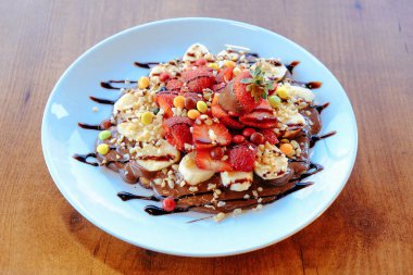 Çikolata soslu lezzetli waffle. 