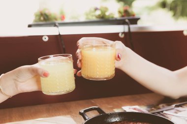 Bir bardak lezzetli portakal suyu.