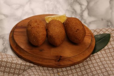 Kibbeh, Orta Doğu mutfağında (Türkçe: icli kofte) popüler bir yemektir.)