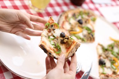 Lezzetli karışık İtalyan pizzası.