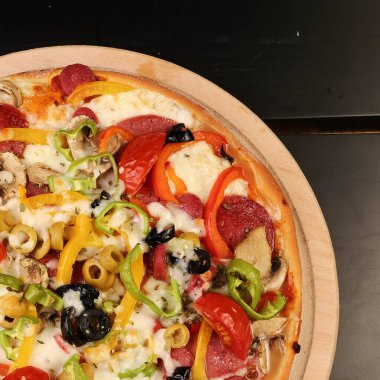 Lezzetli karışık İtalyan pizzası.