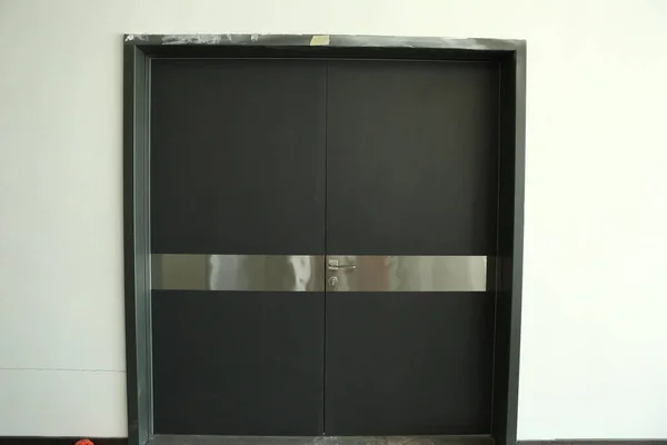 ミニマリストのドアフロントドア木製のドア大きな木製のドア — ストック写真