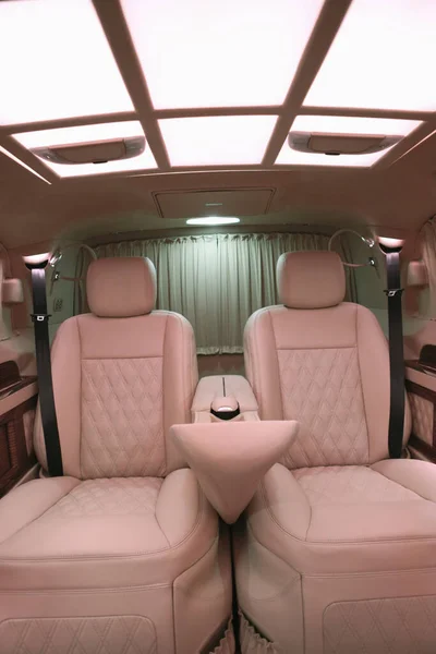 Πολυτελές Μοντέρνο Ροζ Αυτοκίνητο Εσωτερικό — Φωτογραφία Αρχείου