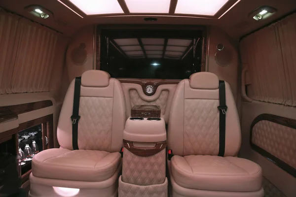 Luxo Moderno Carro Rosa Interior — Fotografia de Stock