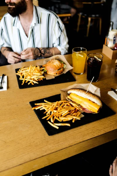 Delicioso Hot Dog Casero Sobre Mesa Con Papas Fritas —  Fotos de Stock