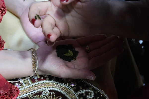 Положить Руки Хны Невесты Хну Ночью — стоковое фото