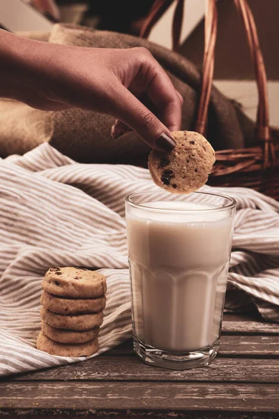 Immergere Deliziosi Biscotti Bicchiere Latte — Foto Stock