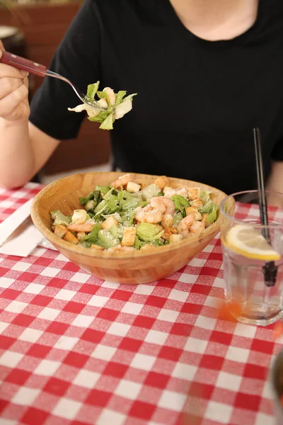 Retrato Atraente Mulher Branca Sorrindo Comer Salada Foco Mão Garfo — Fotografia de Stock