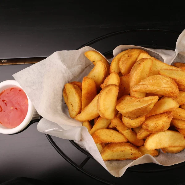 Lezzetli Yemek Tabağı Masada Patates Kızartması — Stok fotoğraf