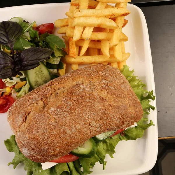 Delicioso Sanduíche Com Batatas Fritas Refeição Pequeno Almoço — Fotografia de Stock