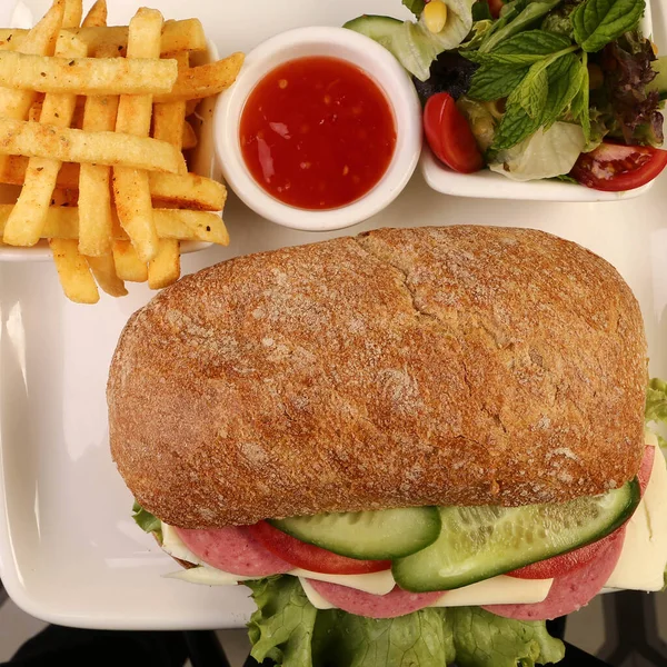 フランスのフライドポテトとおいしいサンドイッチ 朝食の食事 — ストック写真