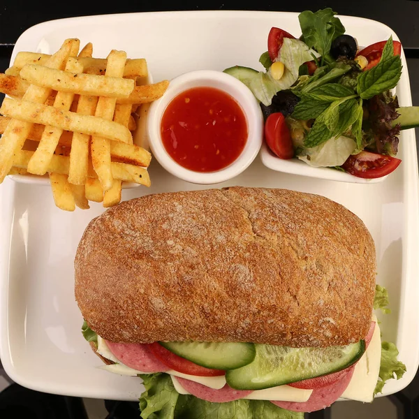 Delicioso Sanduíche Com Batatas Fritas Refeição Pequeno Almoço — Fotografia de Stock