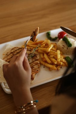 Masada lezzetli tavuk yemeği