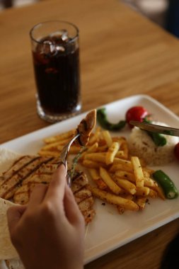Masada lezzetli tavuk yemeği