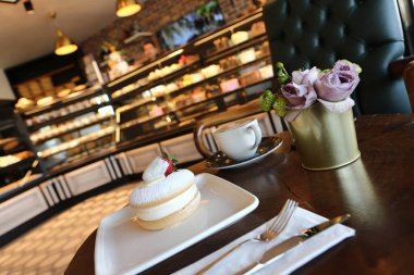 Bir dilim lezzetli kek ve bir fincan kahve.