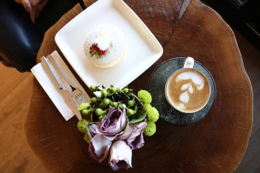 Bir dilim lezzetli kek ve bir fincan kahve.