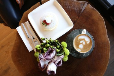 Bir dilim lezzetli kek ve bir fincan kahve.