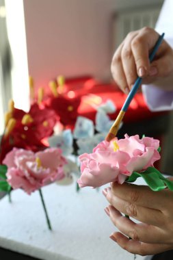 Yemek pişirme ve pasta süsleme. Pasta şefi mutfakta, pastayı süslüyor.