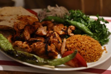 Masada lezzetli tavuk yemeği