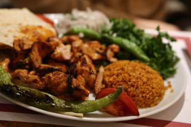 Masada lezzetli tavuk yemeği