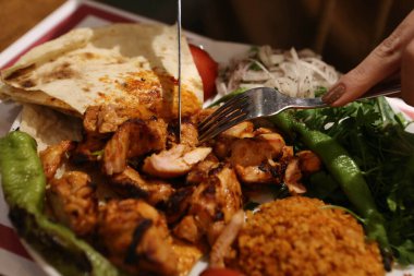 Masada lezzetli tavuk yemeği