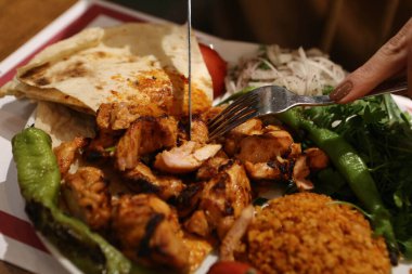 Masada lezzetli tavuk yemeği