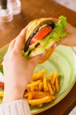 Taze sebzeli ev yapımı hamburger.