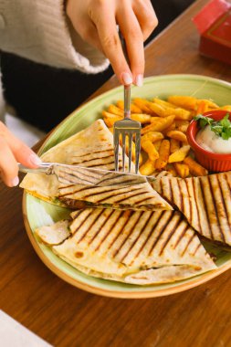 Türk bazlama tostu - fırında kızarmış ekmek