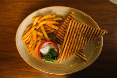 Türk bazlama tostu - fırında kızarmış ekmek