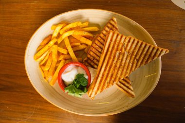 Türk bazlama tostu - fırında kızarmış ekmek