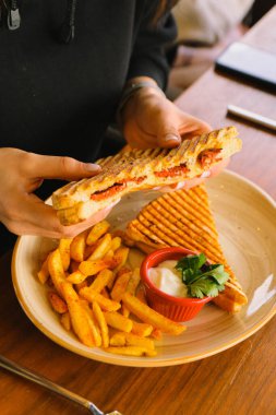 Türk bazlama tostu - fırında kızarmış ekmek