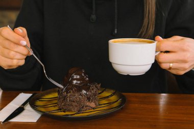 Bir dilim lezzetli kek ve bir fincan kahve.