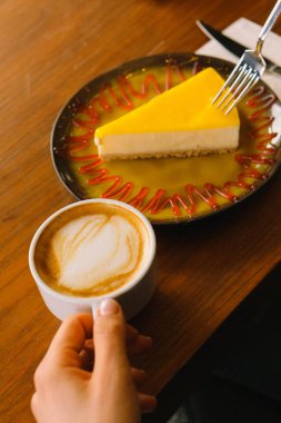 Bir dilim lezzetli kek ve bir fincan kahve.