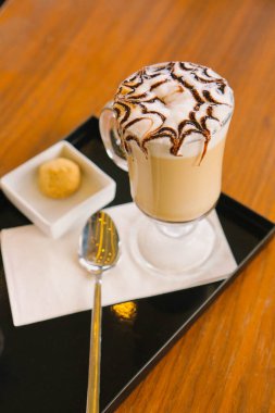 Sütlü buzlu kahve. Buzlu kahve. Elinde bir bardak buzlu kahve tutan kadın..