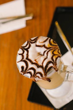 Sütlü buzlu kahve. Buzlu kahve. Elinde bir bardak buzlu kahve tutan kadın..