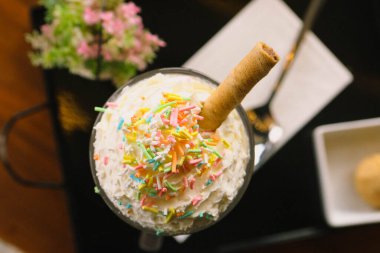 Sütlü buzlu kahve. Buzlu kahve. Elinde bir bardak buzlu kahve tutan kadın..