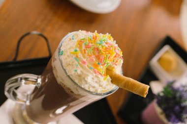 Sütlü buzlu kahve. Buzlu kahve. Elinde bir bardak buzlu kahve tutan kadın..