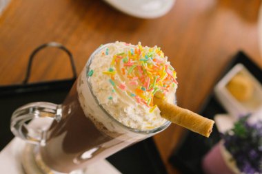 Sütlü buzlu kahve. Buzlu kahve. Elinde bir bardak buzlu kahve tutan kadın..