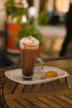 Sütlü buzlu kahve. Buzlu kahve. Elinde bir bardak buzlu kahve tutan kadın..