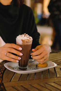 Sütlü buzlu kahve. Buzlu kahve. Elinde bir bardak buzlu kahve tutan kadın..