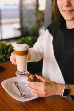 Masanın üzerinde bir fincan kahve. 