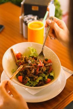 Taze salata tabağı ile karışık yeşillik