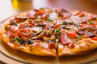 Lezzetli karışık İtalyan pizzası.