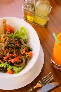 Taze salata tabağı ile karışık yeşillik