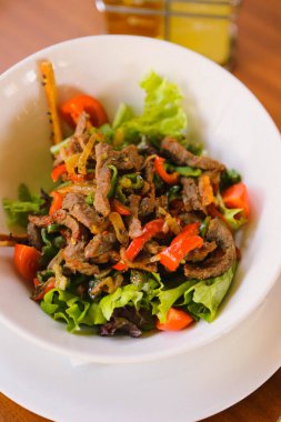 Taze salata tabağı ile karışık yeşillik