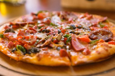 Lezzetli karışık İtalyan pizzası.