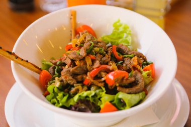 Taze salata tabağı ile karışık yeşillik