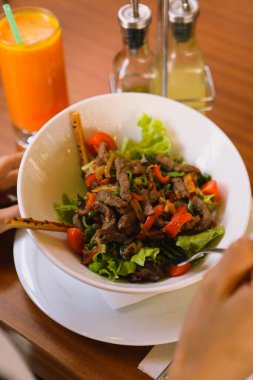 Taze salata tabağı ile karışık yeşillik