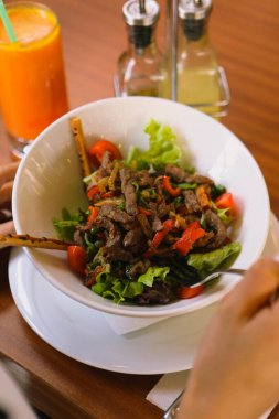 Taze salata tabağı ile karışık yeşillik