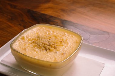 Geleneksel Türk sütlü pudingi.